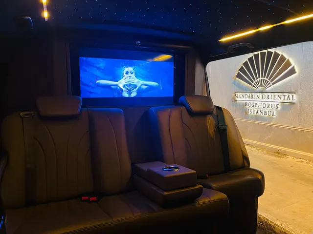 Vito VIP kabin: gece ambiyans ışığında Smart TV ve deri koltuklar