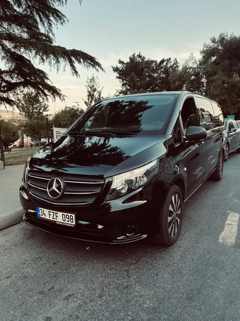 AGE VIP siyah Mercedes-Benz Vito, çapraz görünüm
